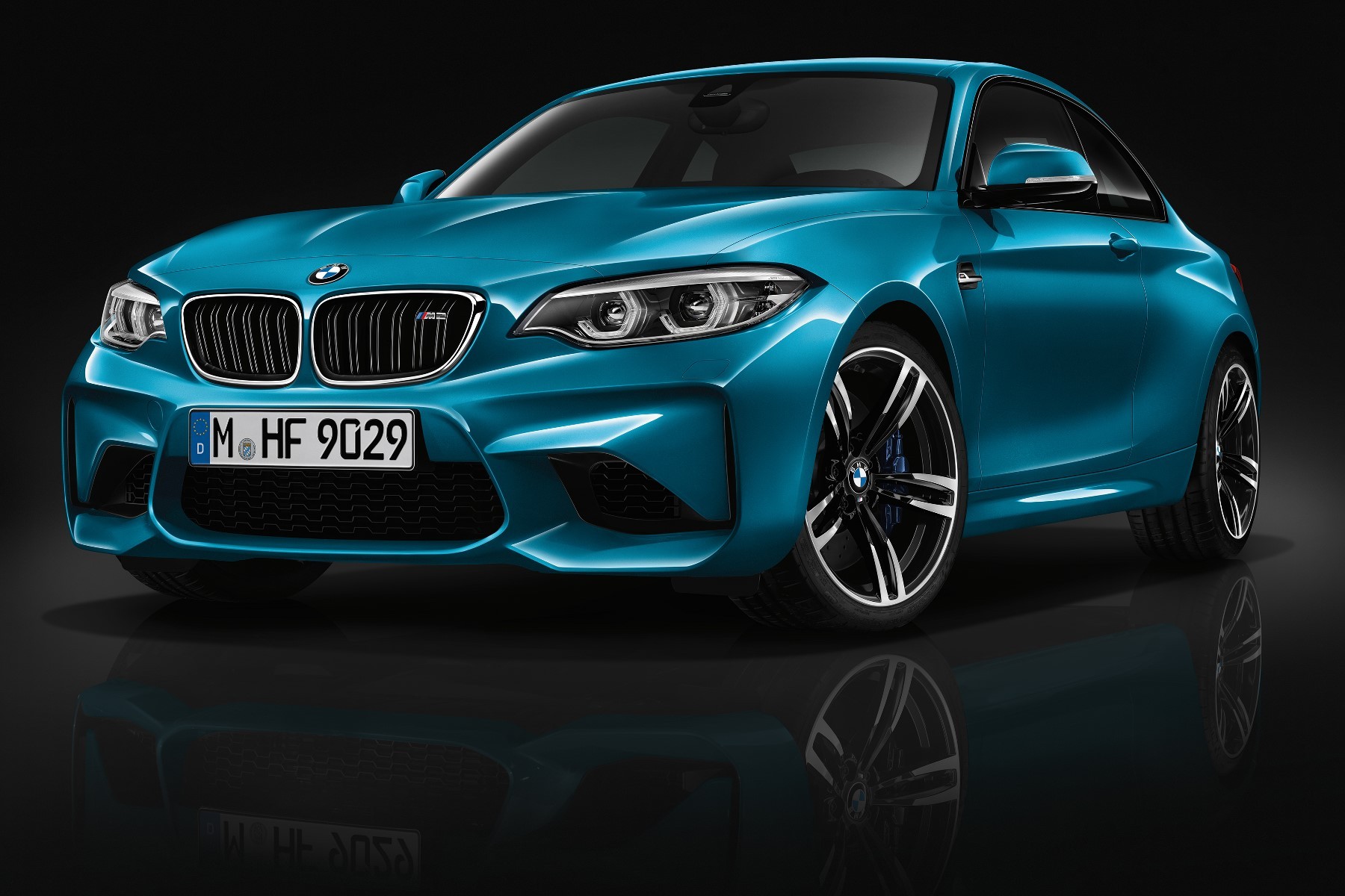 BMW M2 (2017) : 3/4 avant gauche bleu