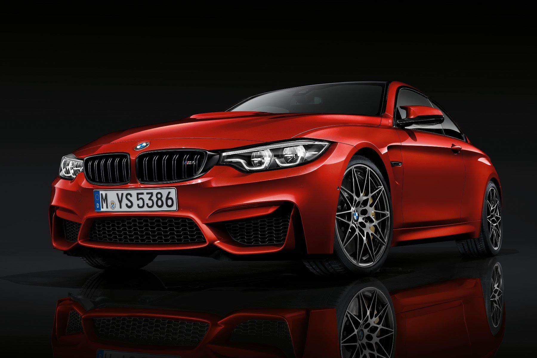 BMW M4 Coupé (2017) : 3/4 avant gauche rouge