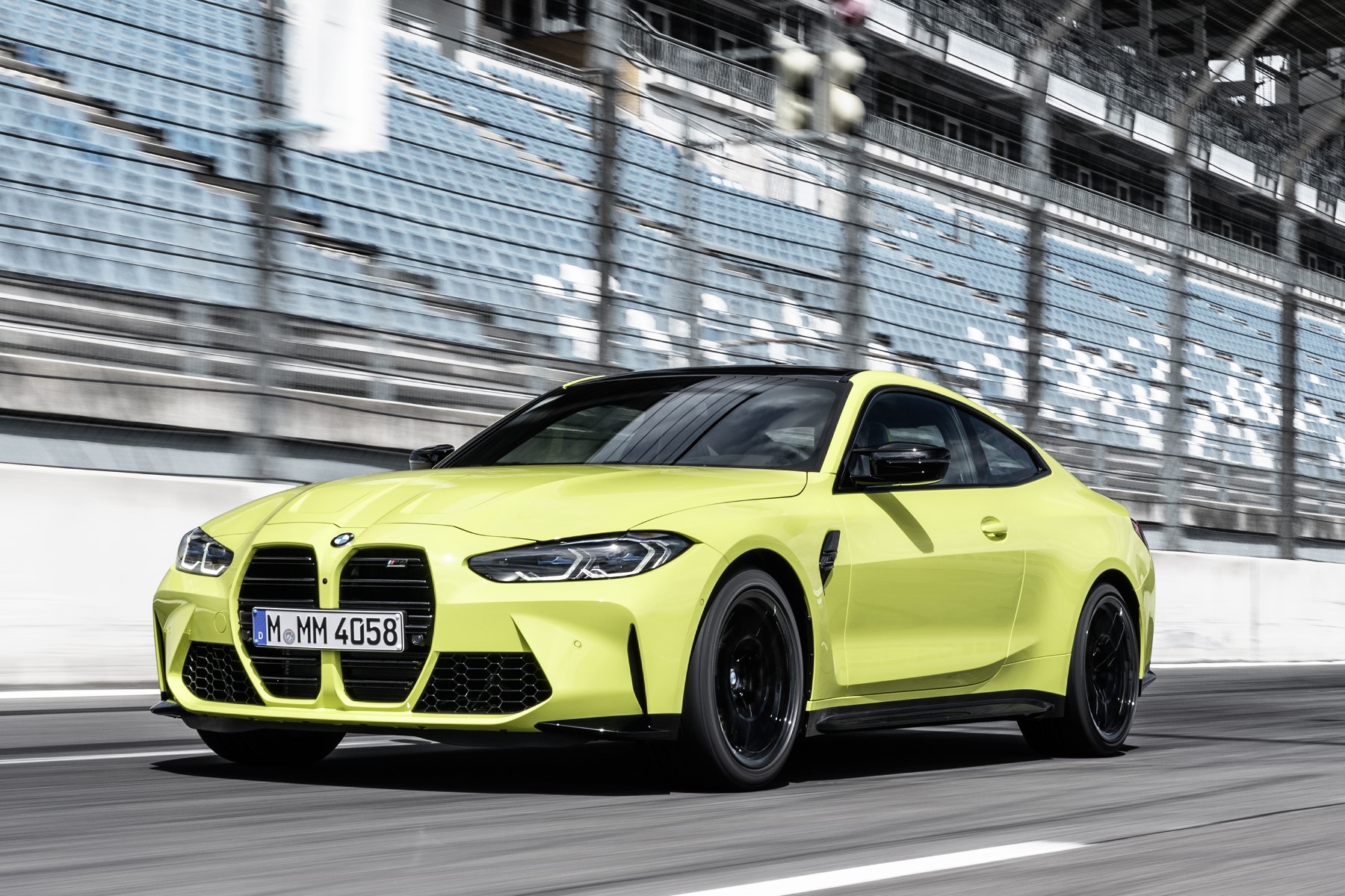 BMW M4 (2020) : 3/4 avant gauche jaune