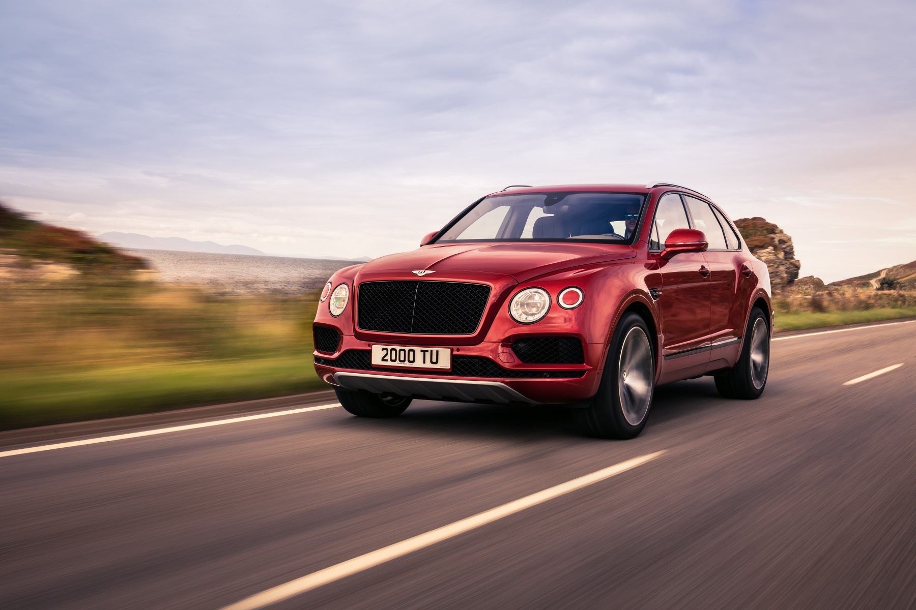 Bentley Bentayga V8 (2018) : 3/4 avant gauche rouge