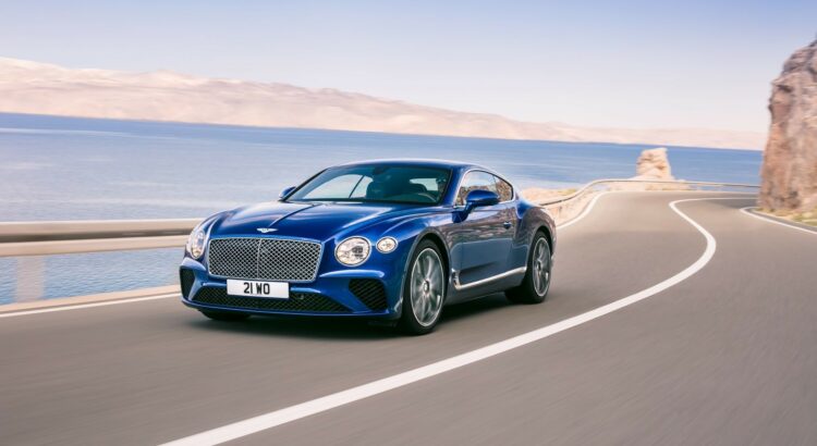 Bentley Continental GT (2017) : 3/4 avant gauche bleu