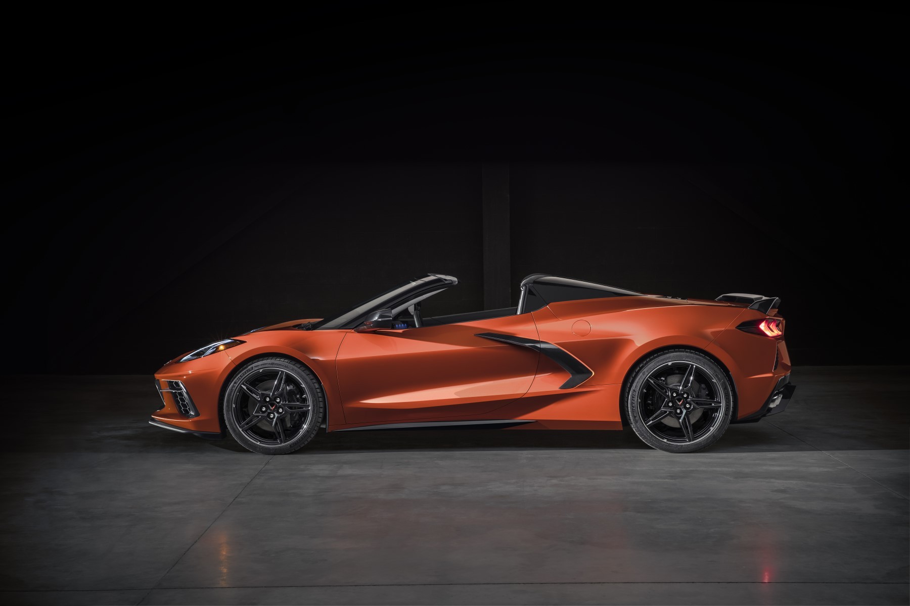 Chevrolet Corvette Cabriolet (2019) : profil gauche orange