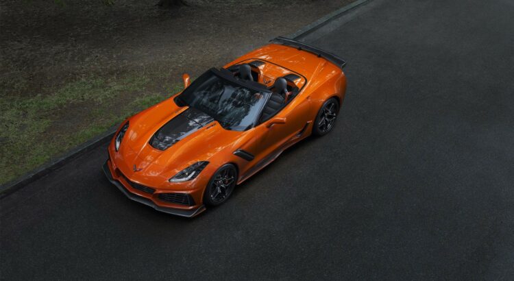 Chevrolet Corvette ZR1 Cabriolet (2017) : 3/4 avant gauche de haut orange