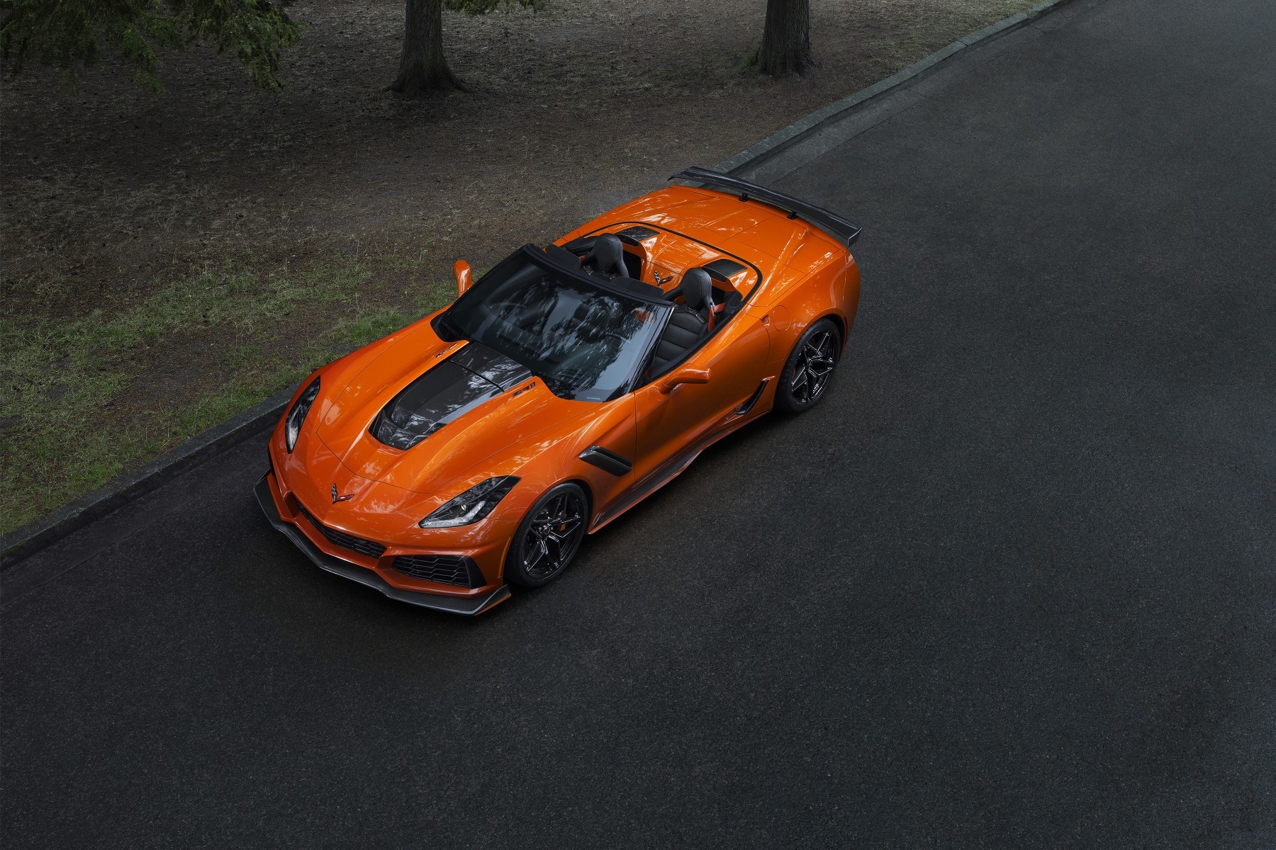 Chevrolet Corvette ZR1 Cabriolet (2017) : 3/4 avant gauche de haut orange