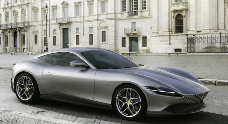 La Roma est un Coupé 2+. C'est-à-dire qu'elle dispose de place derrière les sièges arrière mais pas assez pour transporter des passagers. C'est la future concurrente des Lamborghini Huracan Evo, McLaren GT et Porsche 911 Turbo.