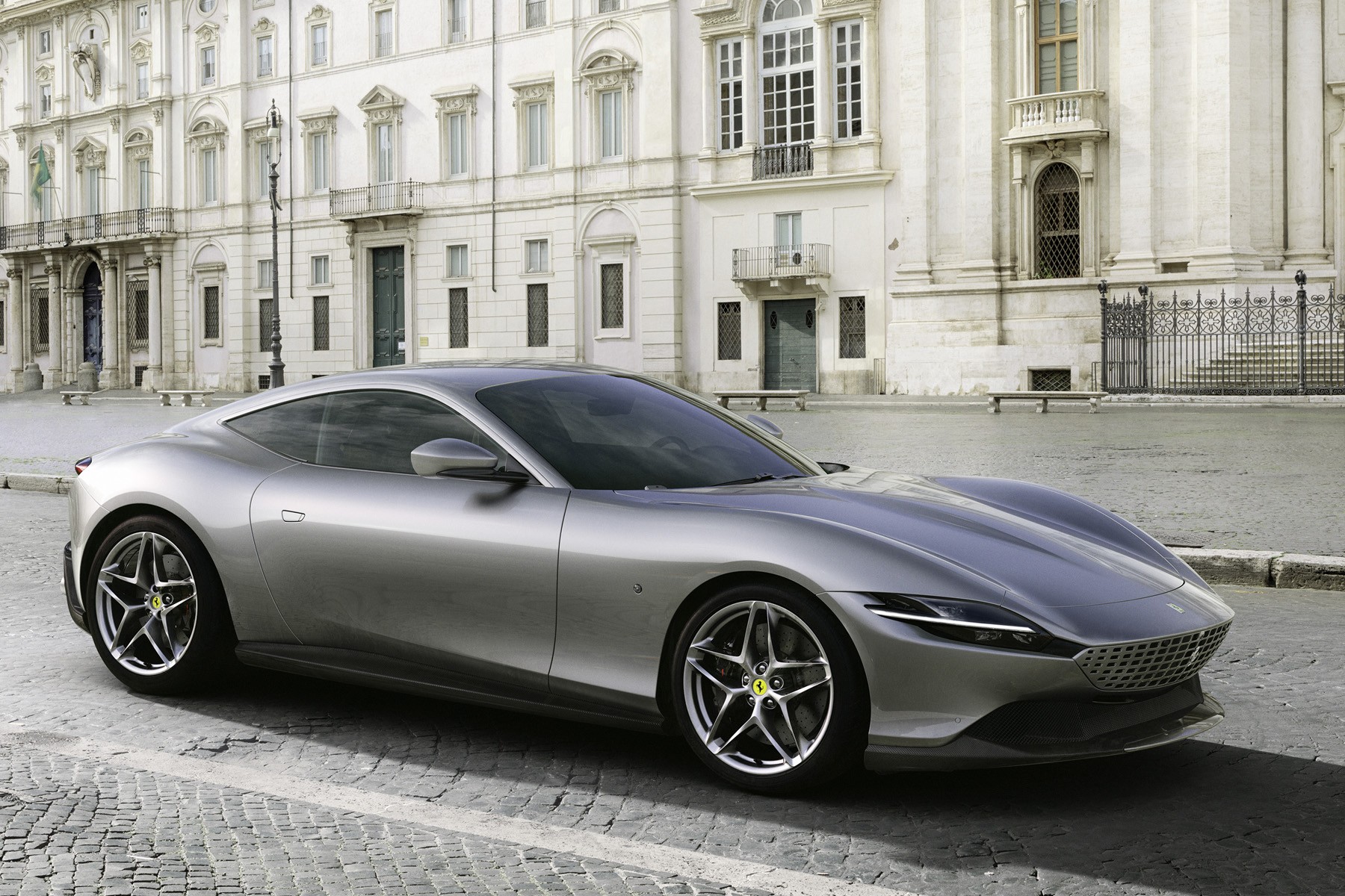 La Roma est un Coupé 2+. C'est-à-dire qu'elle dispose de place derrière les sièges arrière mais pas assez pour transporter des passagers. C'est la future concurrente des Lamborghini Huracan Evo, McLaren GT et Porsche 911 Turbo.
