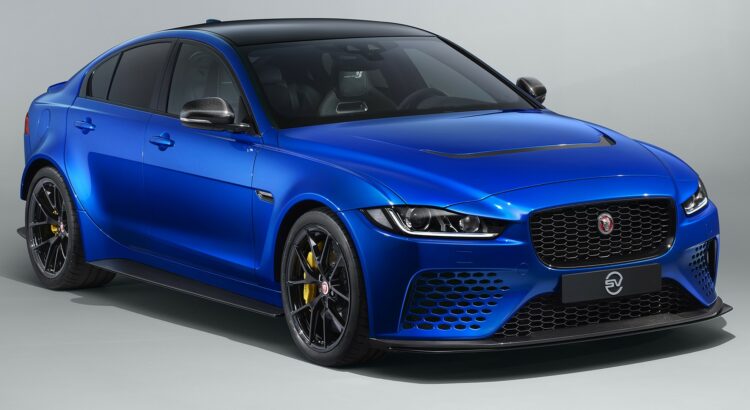 Jaguar XE SV Project 8 Touring (2019) : 3/4 arrière