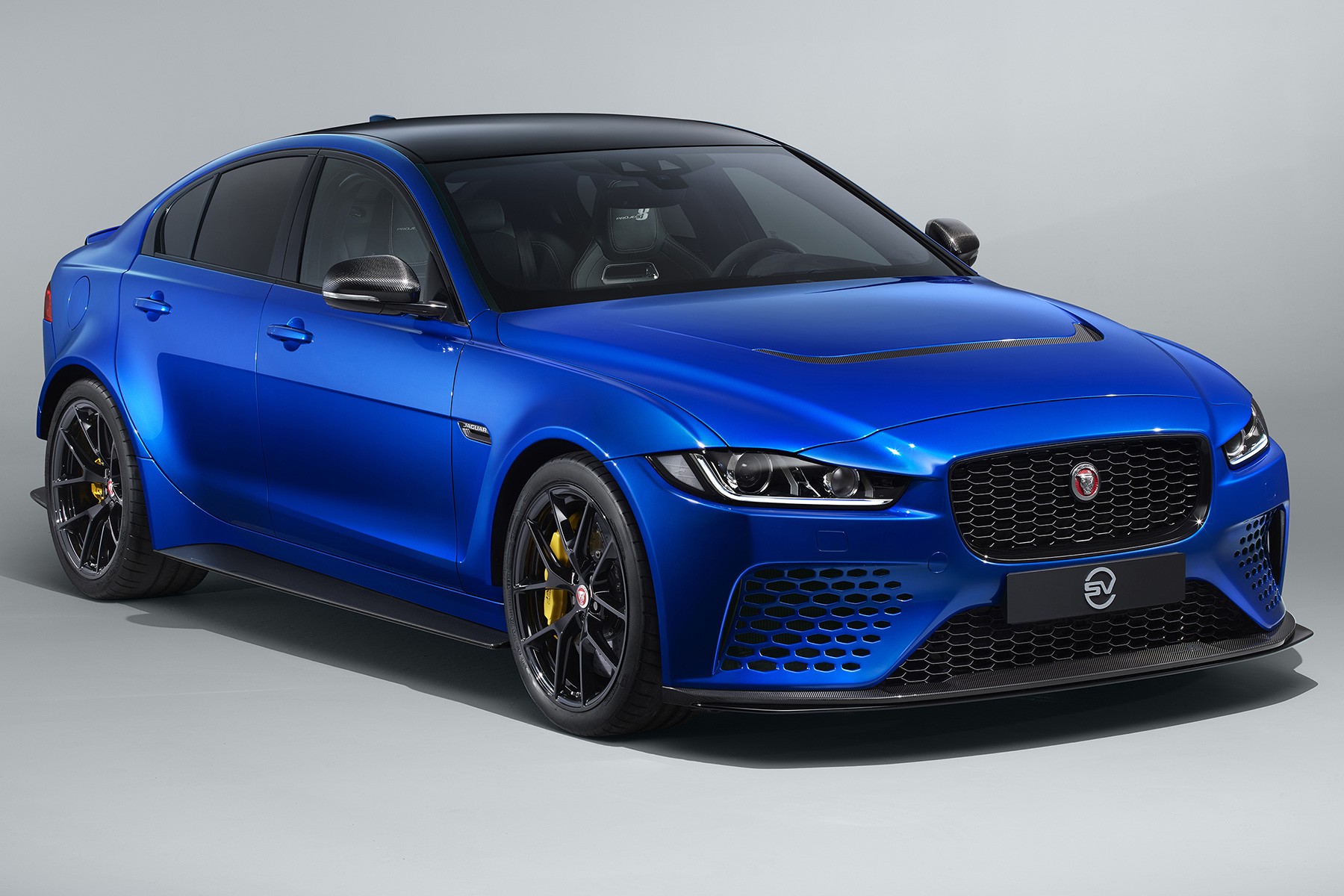 Jaguar XE SV Project 8 Touring (2019) : 3/4 arrière