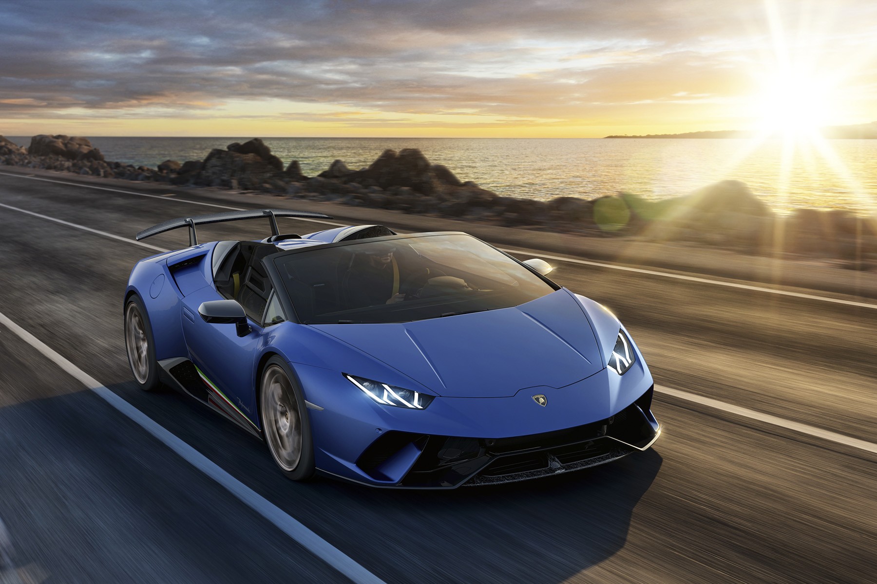Lamborghini Huracan Performante Spyder (2018) : 3/4 avant bleu coucher de soleil