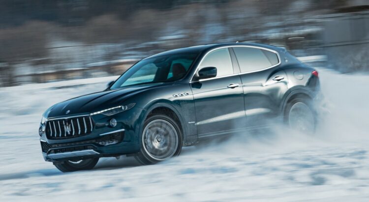 Le Maserati Levante Royale (2020) en action sur la neige