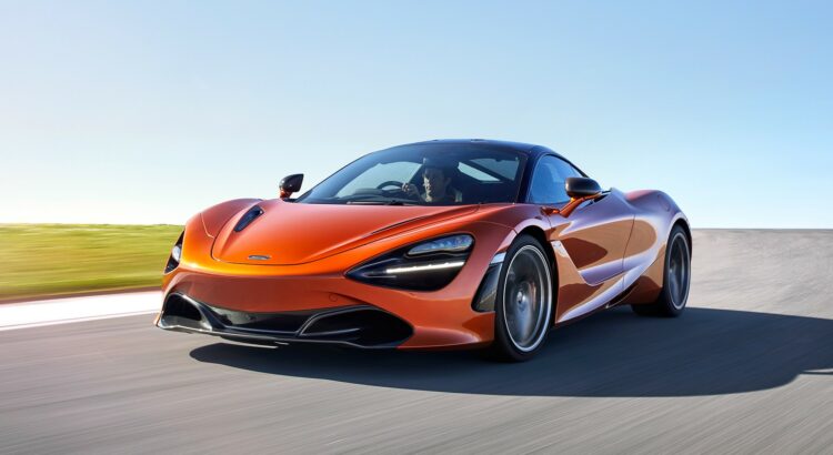McLaren 720S (2017) orange en action