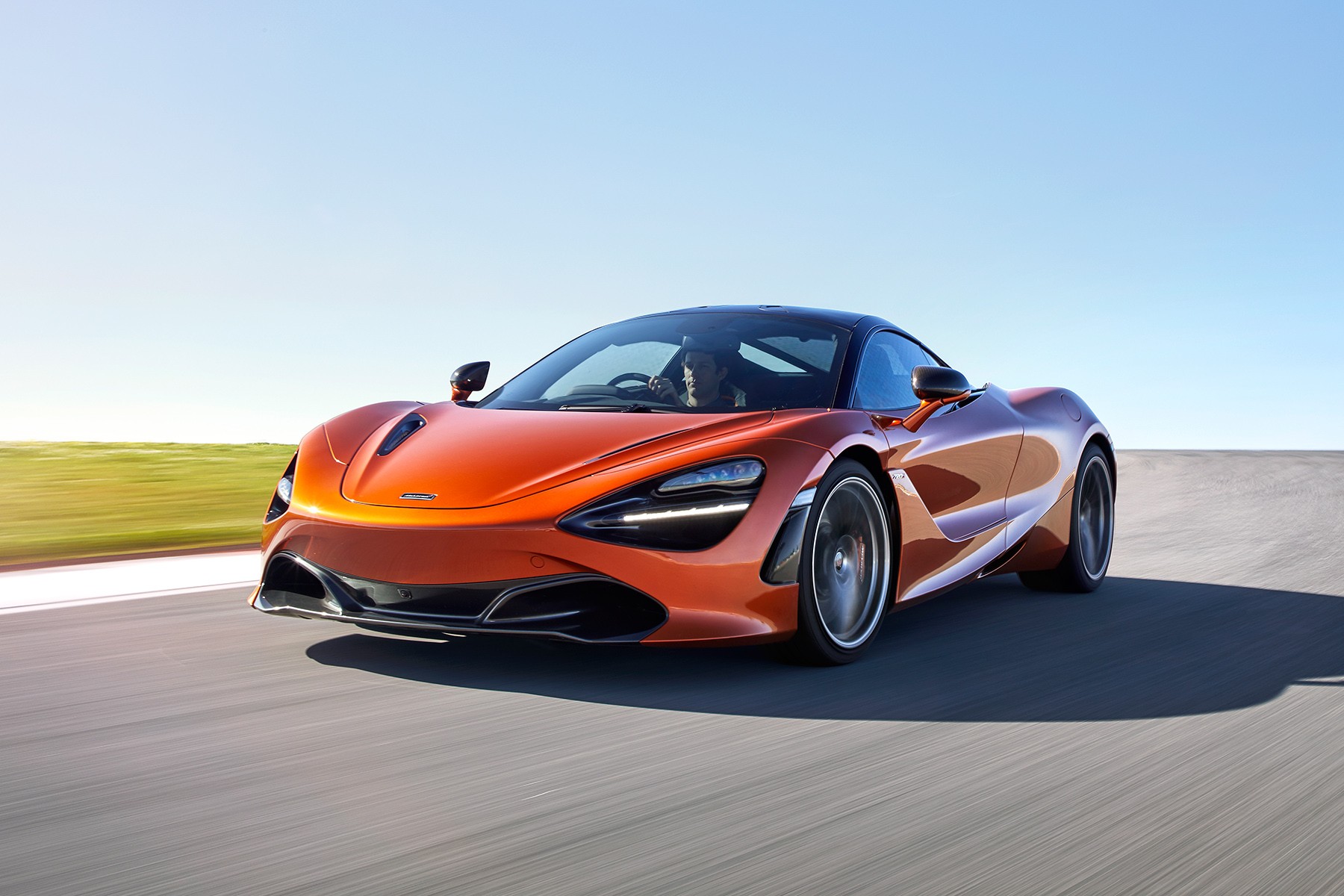 McLaren 720S (2017) orange en action