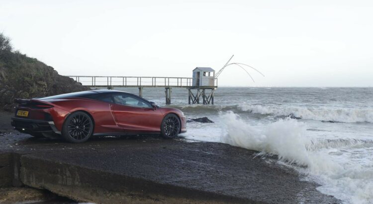 Rien à voir avec le 4 litres biturbo de l’Aston Martin Vantage, ni le 5 litres à compresseur de Jaguar. Le V8 McLaren exige de prendre des tours pour délivrer son potentiel.   