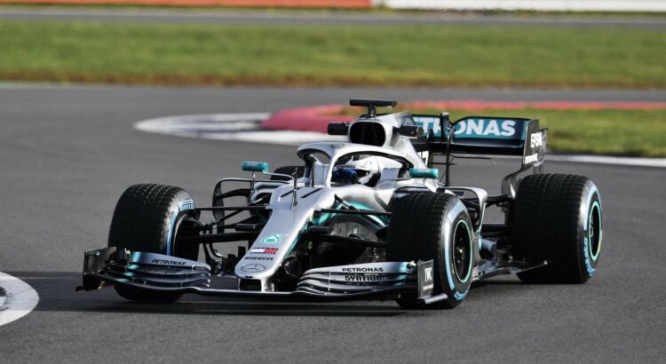 Tableau Moderne Photo Voiture Formula 1 Mercedes F1 W10 - Lewis Hamilton & Bottas - 131x62 Cm