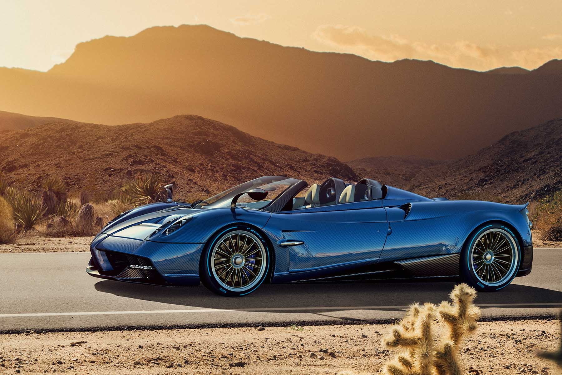 Le moteur de la Pagani Huayra Roadster (2017) est installé à l'arrière et n'entraîne que les 2 roues postérieures