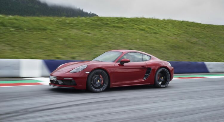 Porsche 718 Cayman GTS (2017) : 3/4 avant gauche rouge