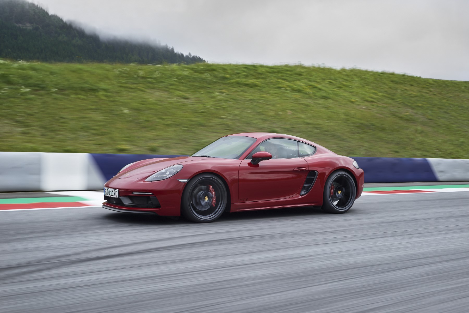 Porsche 718 Cayman GTS (2017) : 3/4 avant gauche rouge