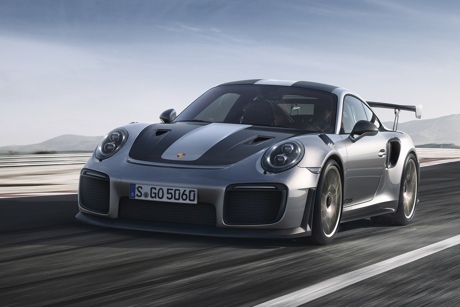 La Porsche 911 (991) GT2 RS (2017) tire 700 ch du 6 cylindres 3.8L biturbo de la 911 Turbo S. C'est 120 ch de mieux ! Comparé à l'ancienne génération de GT2 RS équipée d'un 6 cylindres à plat 3.6L, elle developpe 80 ch de plus. Hallucinant !