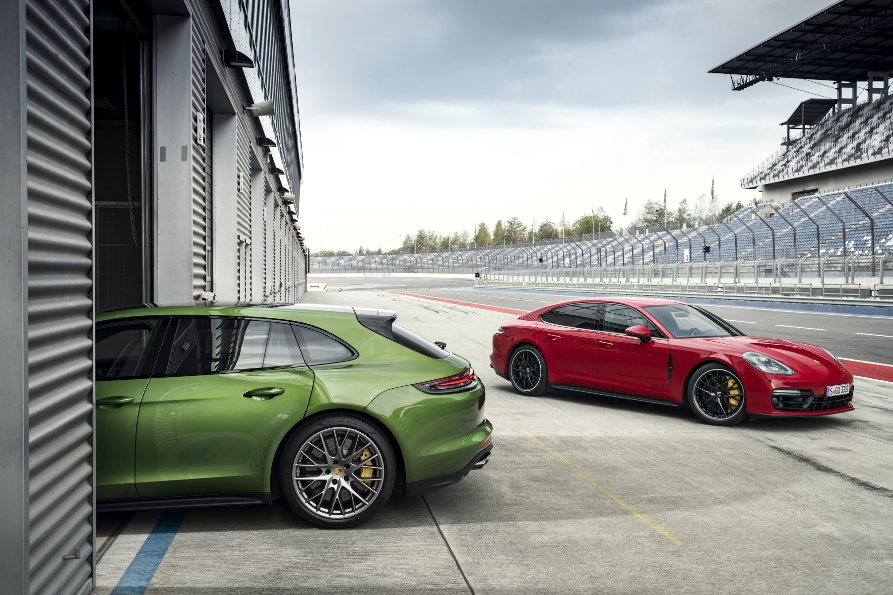 Porsche Panamera GTS (2018) : 3/4 avant droit rouge