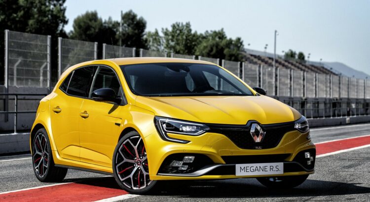 Renault Mégane RS Trophy (2018) : 3/4 avant statique dans la pit-lane du circuit F1 de Barcelone