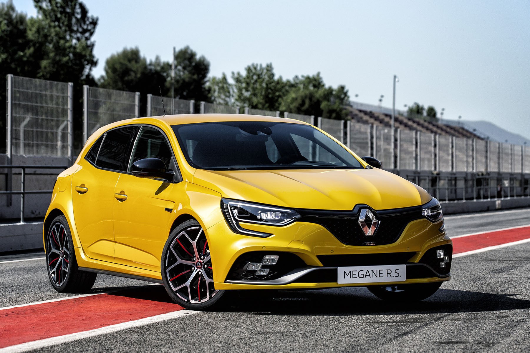 Renault Mégane RS Trophy (2018) : 3/4 avant statique dans la pit-lane du circuit F1 de Barcelone