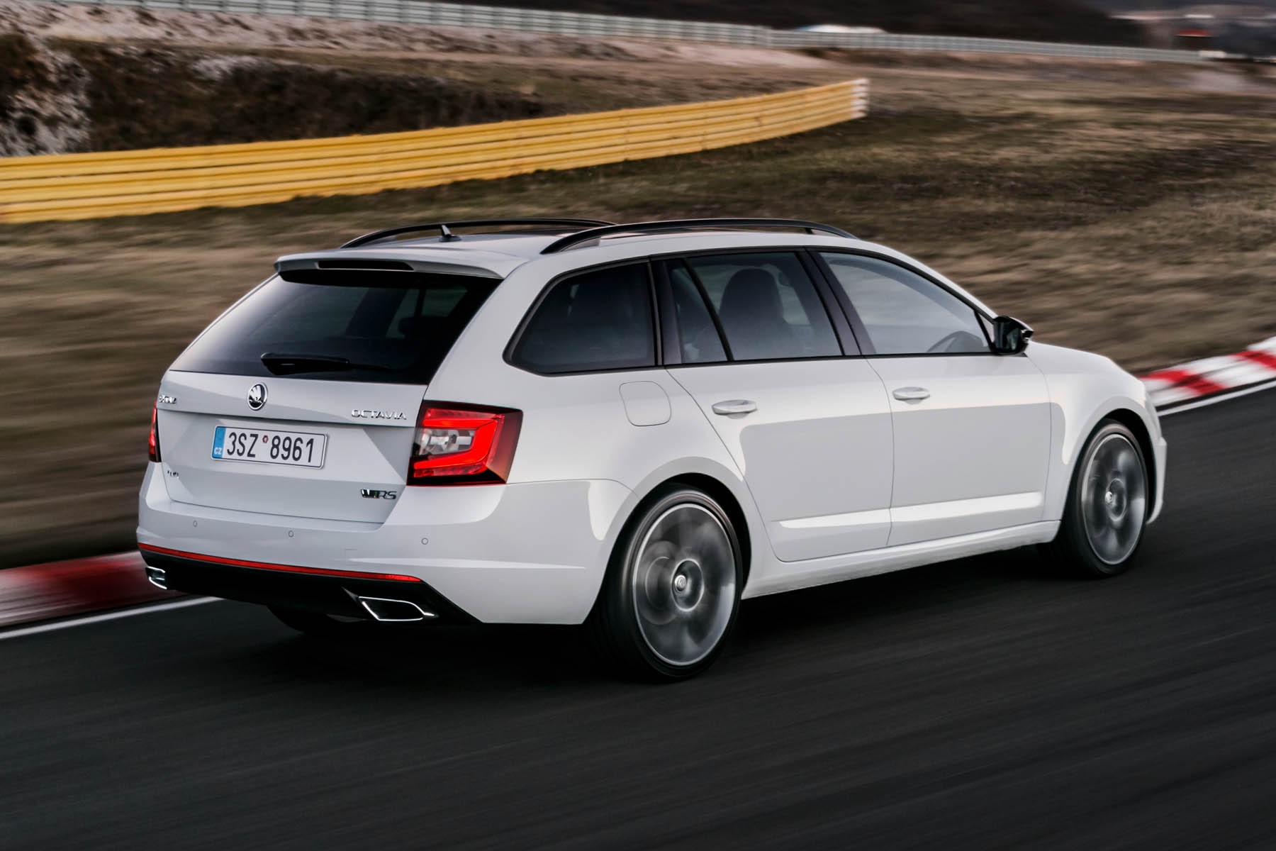 Skoda Octavia Combi RS 5 portes (2017) : vue 3/4 arrière