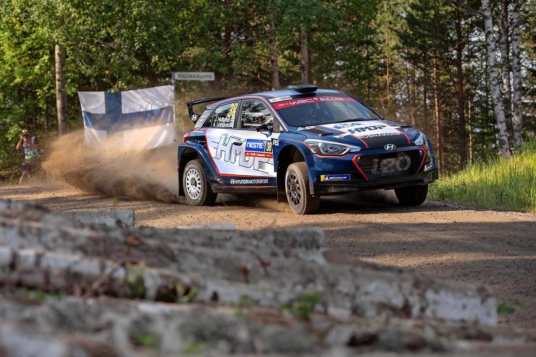 Le finlandais J.Huttunen à l'attaque sur les spéciales sur terre du Rallye de Finlande 2018.