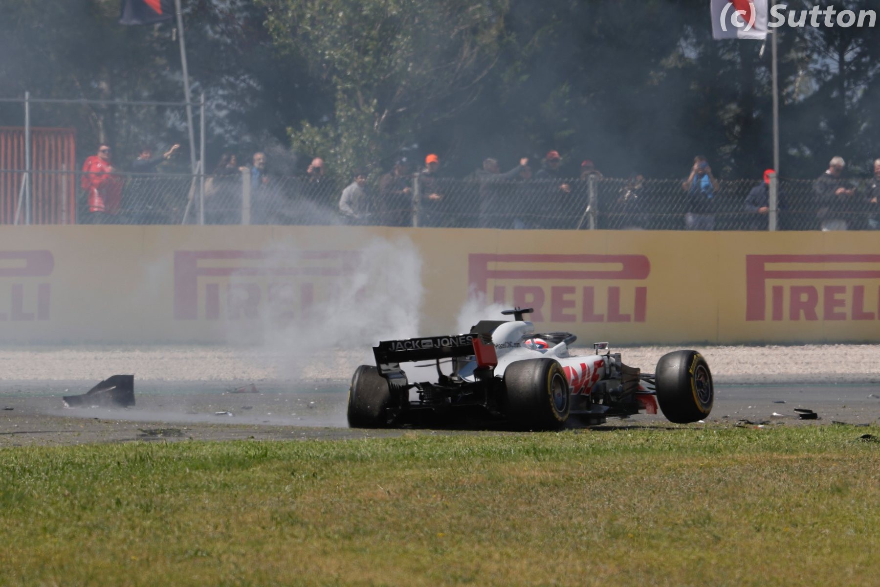La première partie de saison de Romain Grosjean a été difficile, avec plusieurs incidents. A Barcelone, il a fait un tête-à-queue dans le premier tour et provoqué un gros accident. Le Franco-Suisse s'est relancé au Red Bull Ring, en décrochant la quatrième place, le meilleur résultat de Haas. Il a dominé Kevin Magnussen jusqu'à la fin de la saison