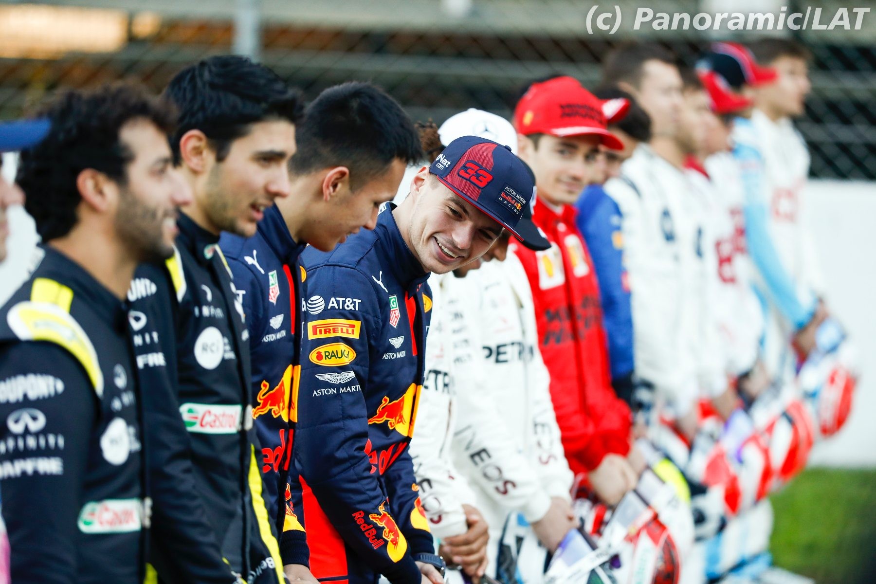 La F1 souhaitait réunir toutes les voitures pour une photo de groupe. Les équipes, trop préparées à finir le montage et les derniers réglages de leurs monoplaces, ont refusé. Les pilotes ont quand même été réunis pour une photo, au niveau de la ligne d'arrivée. Max Verstappen et Alexander discutent, sous le regard amusé de Charles Leclerc