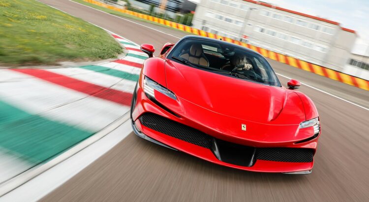 Ferrari SF90 Stradale sur le circuit de Fiorano