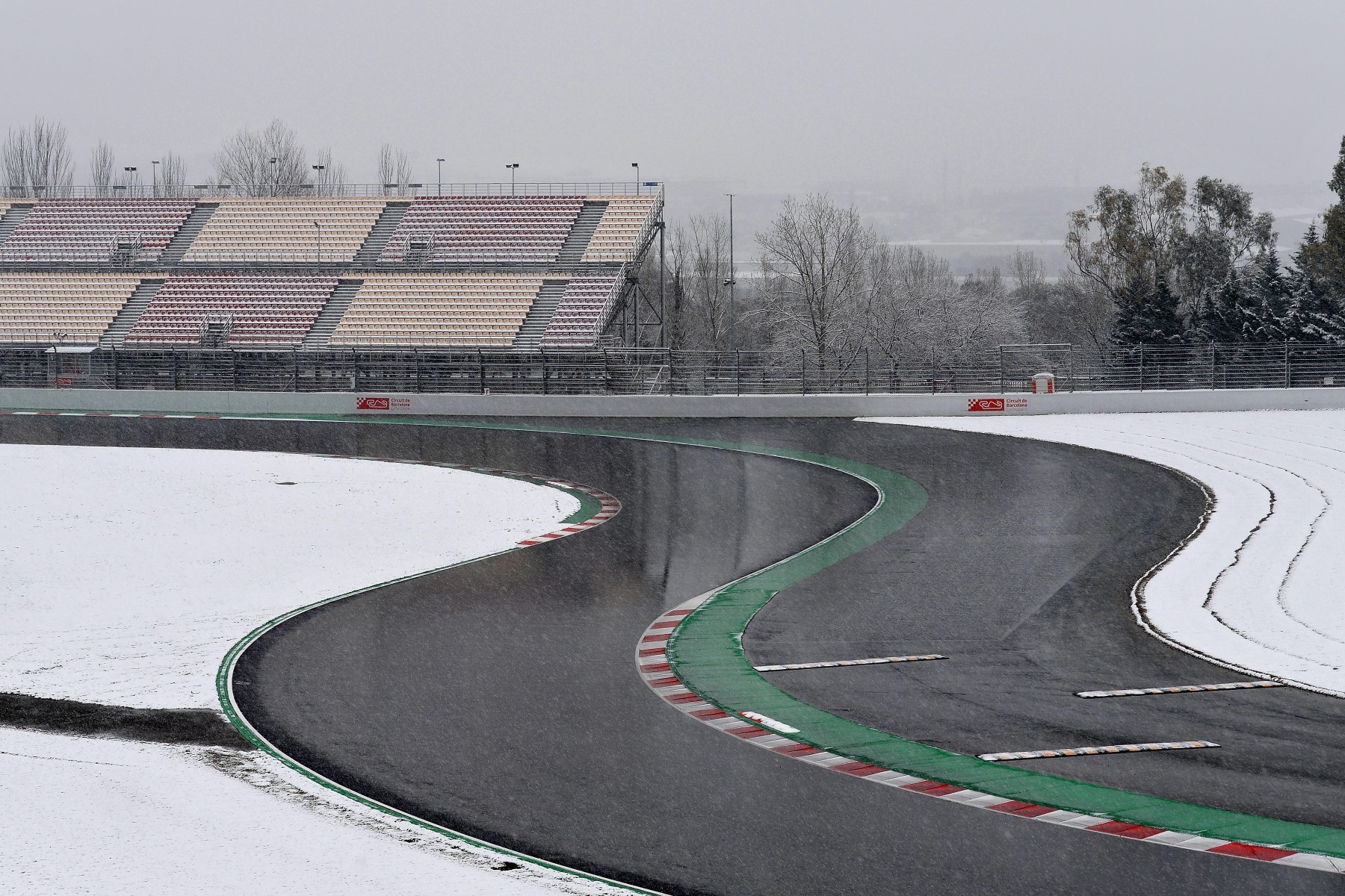 La neige sur le circuit de Barcelone