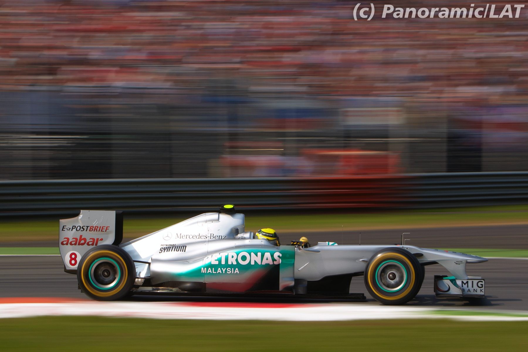 En 2011, Mercedes a abandonné le noir et laissé une plus grande place au turquoise de Petronas