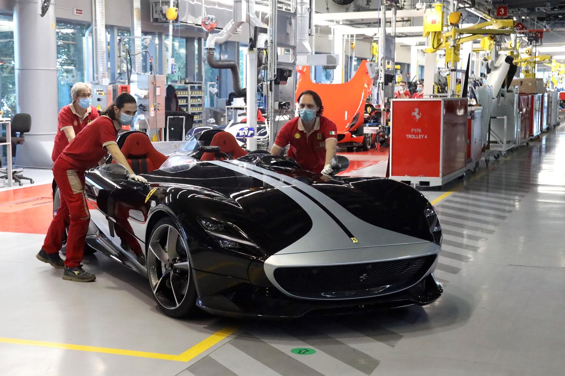 Chez Ferrari, la production redémarre doucement