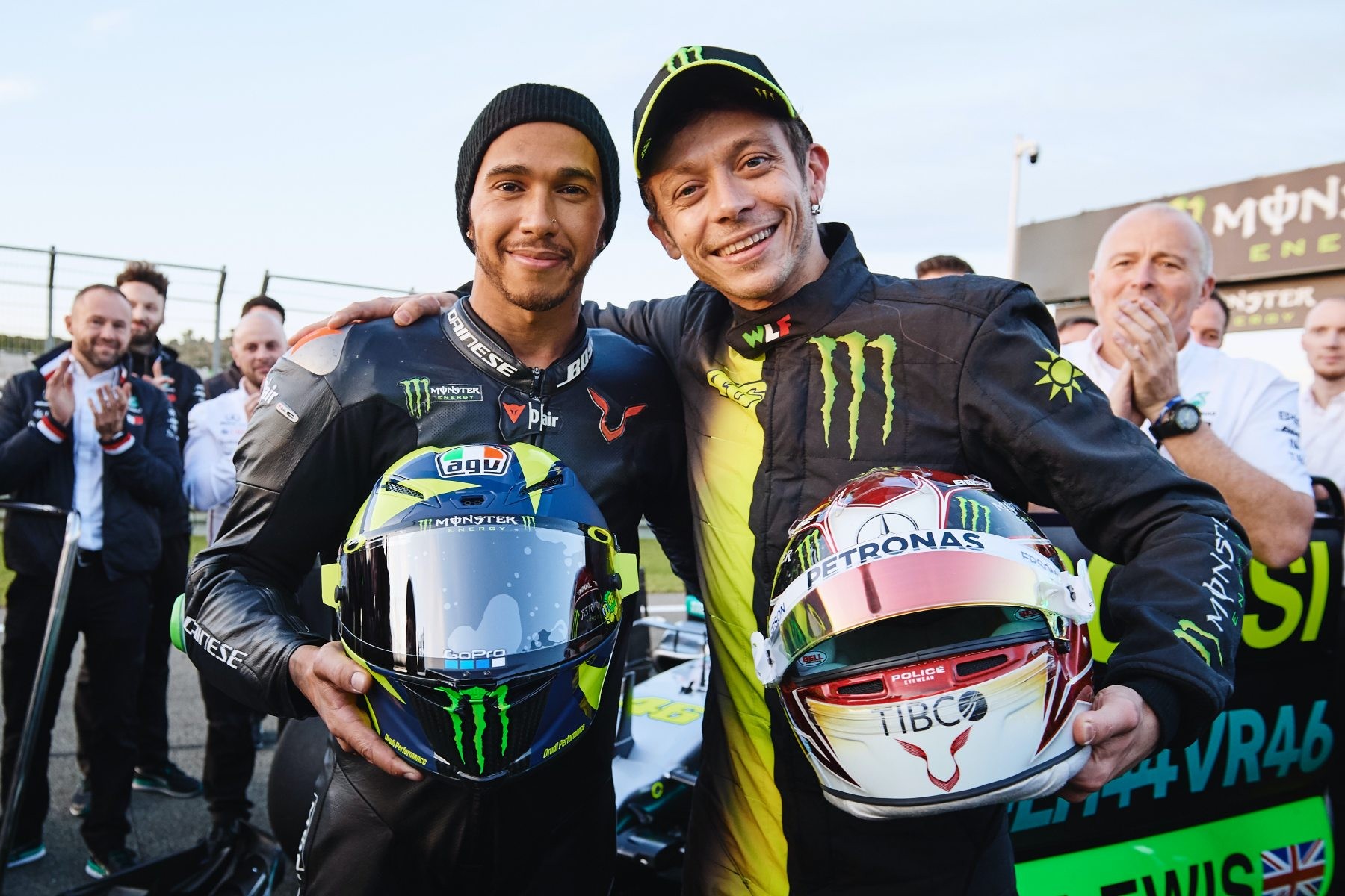 Lewis Hamilton (Mercedes) et Valentino Rossi (Yamaha) échangent leurs machines
