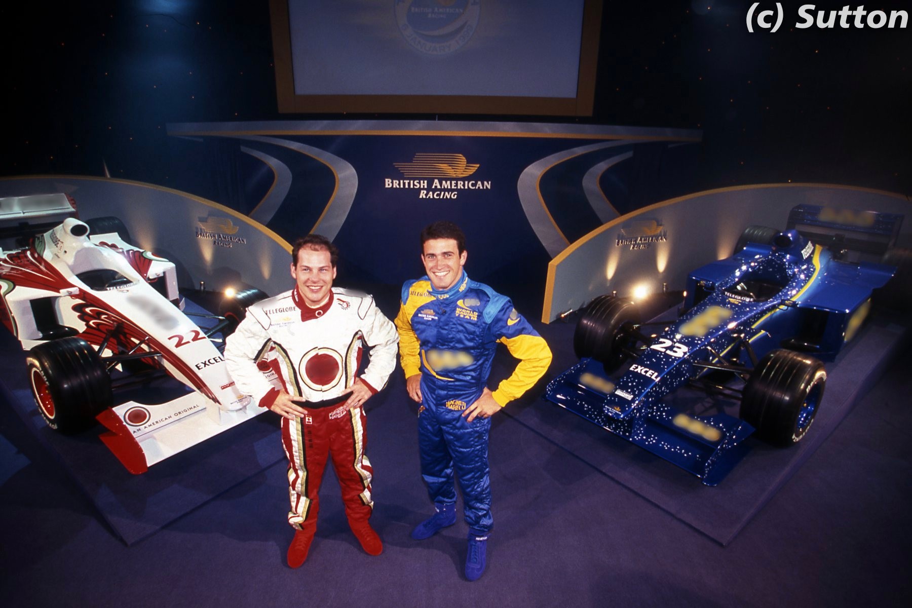 Jacques Villeneuve (BAR) et Ricardo Zonta (BAR) avec les deux livrées de l'équipe en 1999