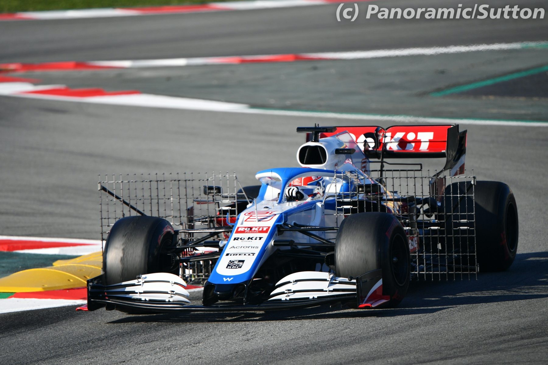 George Russell (Williams) avec des aero rakes, situés derrière les roues avant, lors de la première semaine d'essais à Barcelone