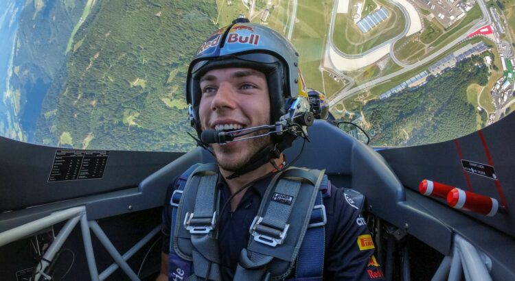 Pierre Gasly (Red Bull) vole avec Martin Sonka au dessus du Red Bull Ring