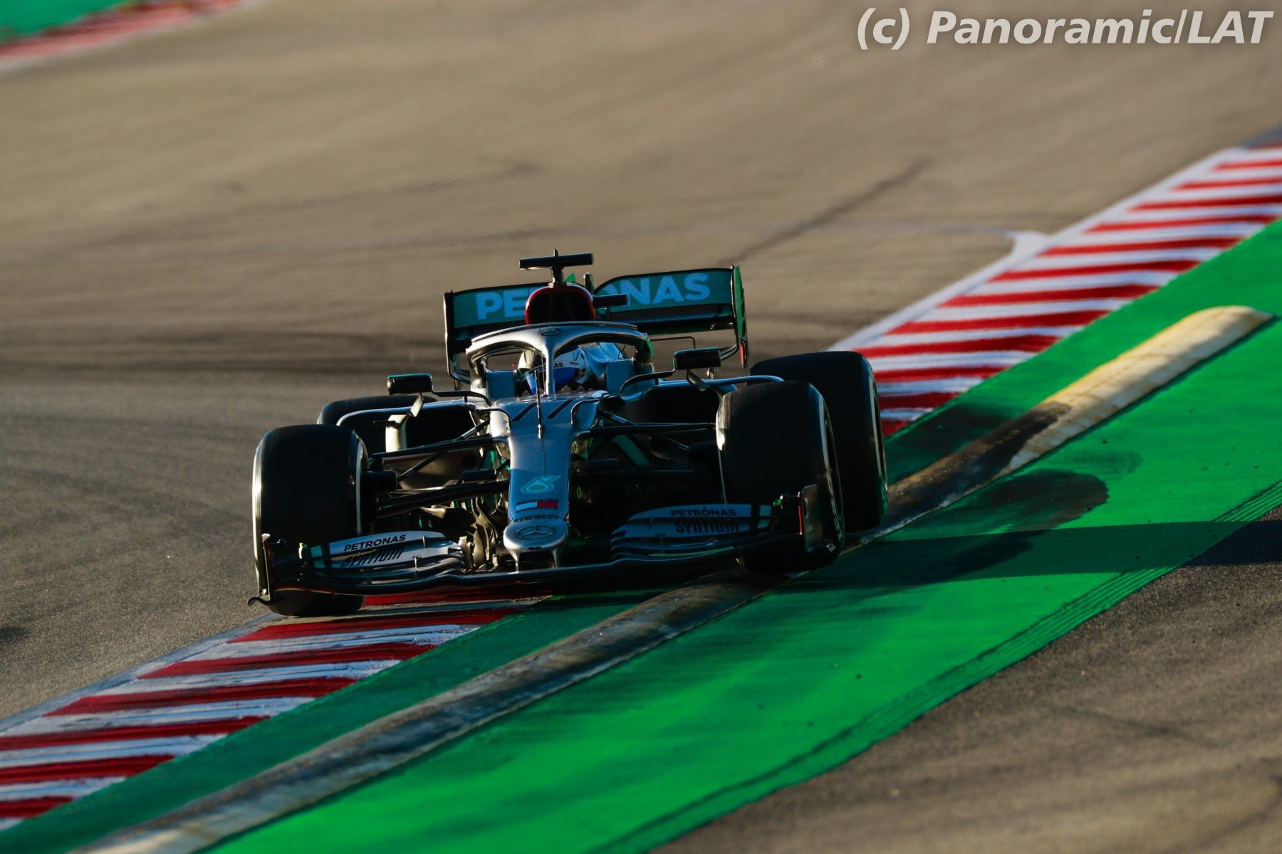 Valtteri Bottas (Mercedes) mercredi soir, alors que le soleil commençait à se coucher sur Barcelone