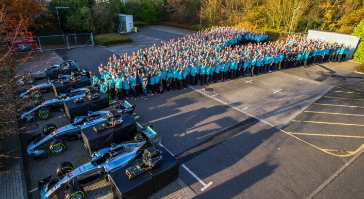 Mercedes fête ses titres avec ses employés
