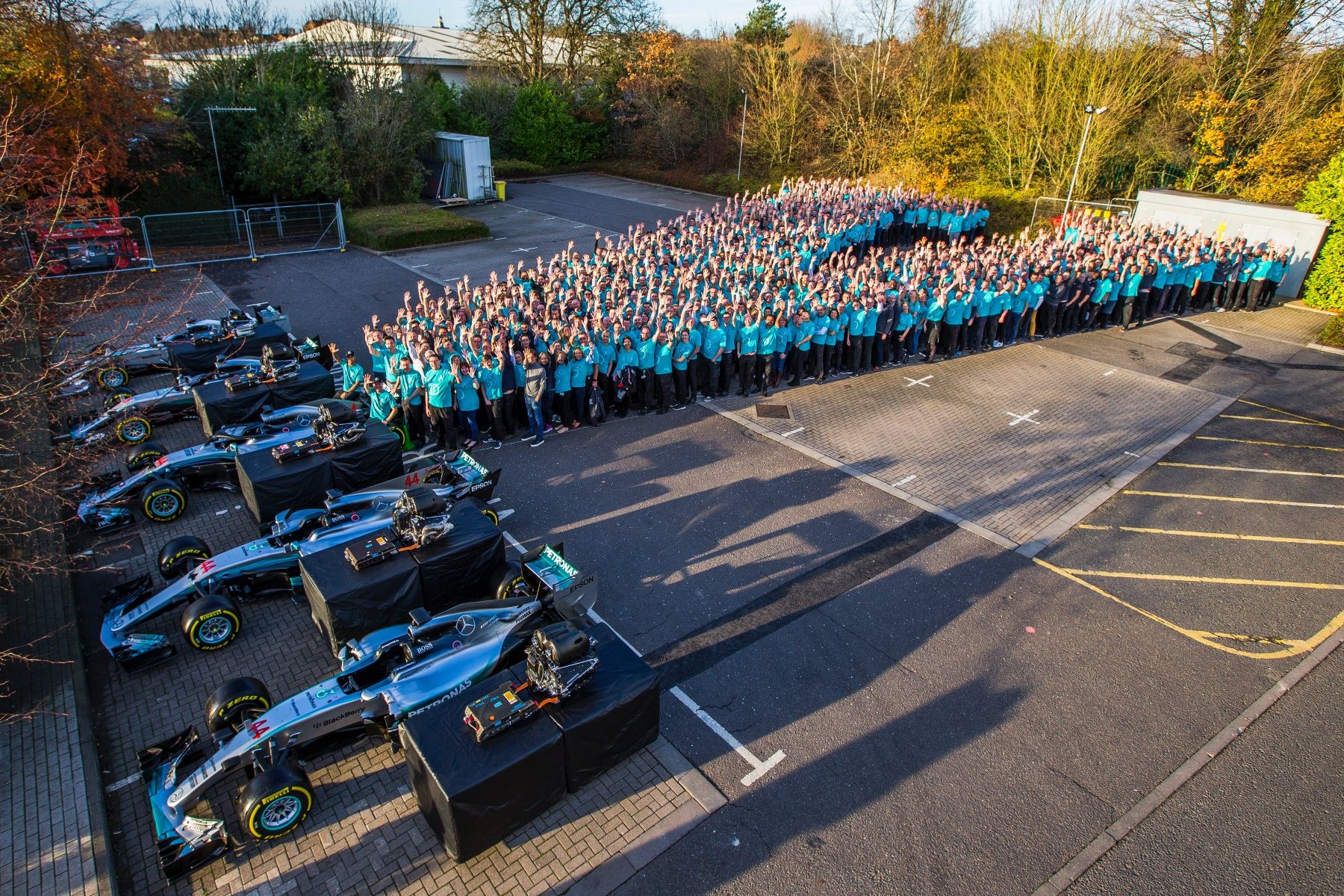 Mercedes fête ses titres avec ses employés