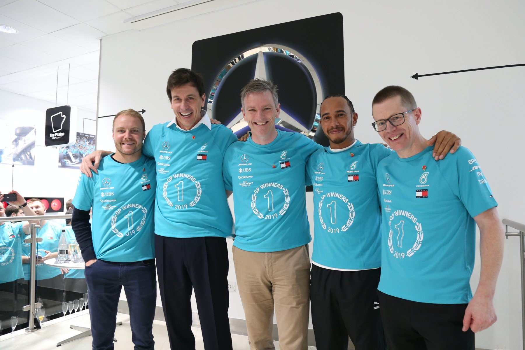 Valtteri Bottas (Mercedes), Toto Wolff (Mercedes), James Allison (Mercedes), Lewis Hamilton (Mercedes) et Andy Cowell (Mercedes) à Brackley