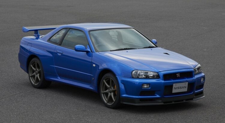 Avec la génération R34 de 1999, la Skyline GT-R changea nettement de look par rapport aux deux précédentes grâce à un dessin anguleux et des dimensions revues à la baisse. La plateforme demeurait la même, tout comme le moteur six-cylindres 2,6L biturbo, mais les évolutions techniques et technologiques étaient nombreuses. Sa production cessa en 2003 après, là encore, le lancement plusieurs séries spéciales à plus hautes performances.