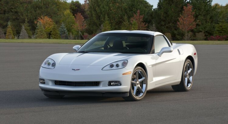 Basée sur l'architecture de la C5, la Corvette C6 commercialisée en 2005 est plus petite, dispose d'un habitacle plus généreux grâce à un empattement agrandi, et s'améliore encore en termes de comportement routier et de prestations. Le design évolue peu mais les feux avant sont désormais fixes. Hors Amérique du Nord, la voiture est vendue sous la marque Corvette, et non Chevrolet. Le V8 6L du lancement développe 406ch. Une nouvelle Z06 voit le jour plus tard avec un bloc 7L de 512ch, avant qu'une une ZR1 dotée d'un V8 6,2L à compresseur de 647ch vienne coiffer la gamme. La Corvette C6 disparaît du catalogue en 2013.