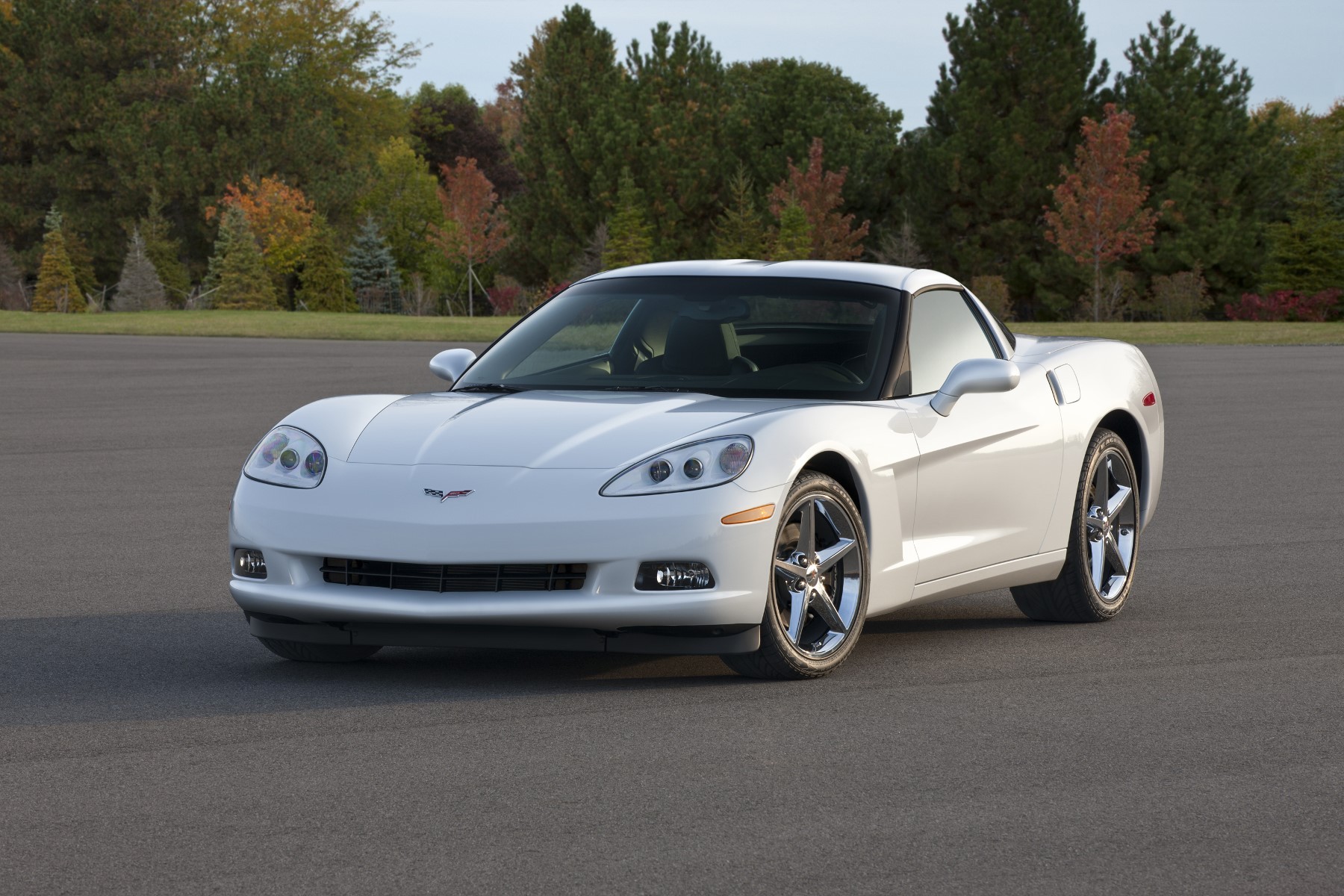 Basée sur l'architecture de la C5, la Corvette C6 commercialisée en 2005 est plus petite, dispose d'un habitacle plus généreux grâce à un empattement agrandi, et s'améliore encore en termes de comportement routier et de prestations. Le design évolue peu mais les feux avant sont désormais fixes. Hors Amérique du Nord, la voiture est vendue sous la marque Corvette, et non Chevrolet. Le V8 6L du lancement développe 406ch. Une nouvelle Z06 voit le jour plus tard avec un bloc 7L de 512ch, avant qu'une une ZR1 dotée d'un V8 6,2L à compresseur de 647ch vienne coiffer la gamme. La Corvette C6 disparaît du catalogue en 2013.