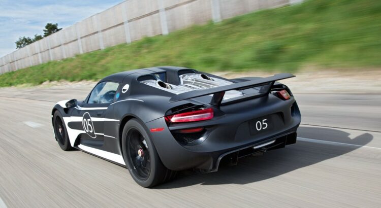 Une Porsche 918 Spyder face à un avion [vidéo]
