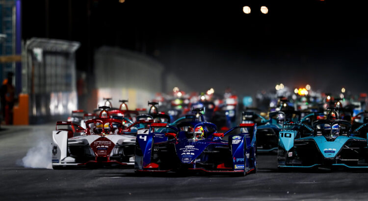 Robin Frijns (Envision Virgin Racing) mène le peloton au départ du 2ème E-Prix de Diriyah devant son futur vainqueur, Sam Bird (Panasonic Jaguar Racing).