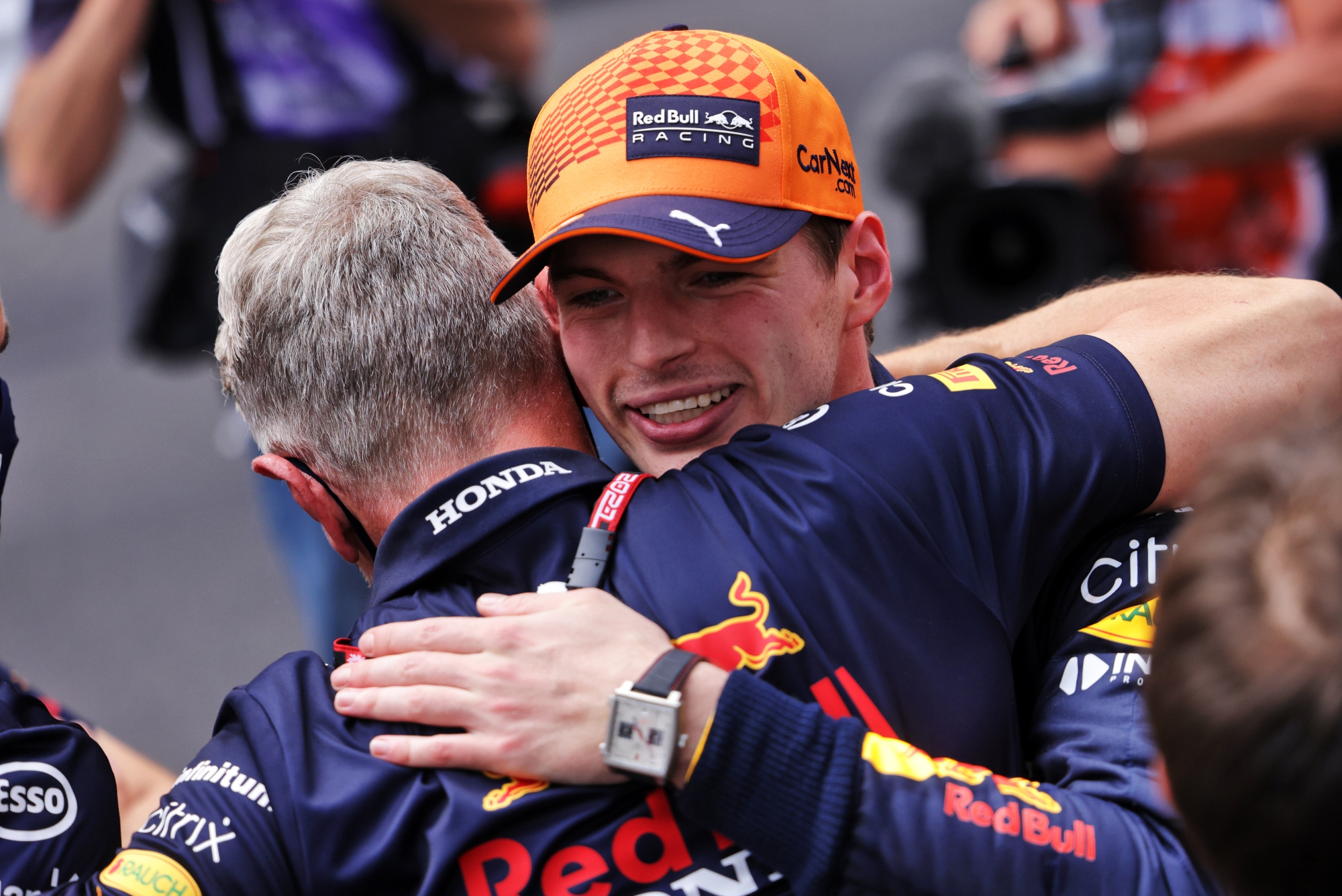 Max Verstappen tout sourire après sa victoire dans le Grand Prix de Monaco de F1.