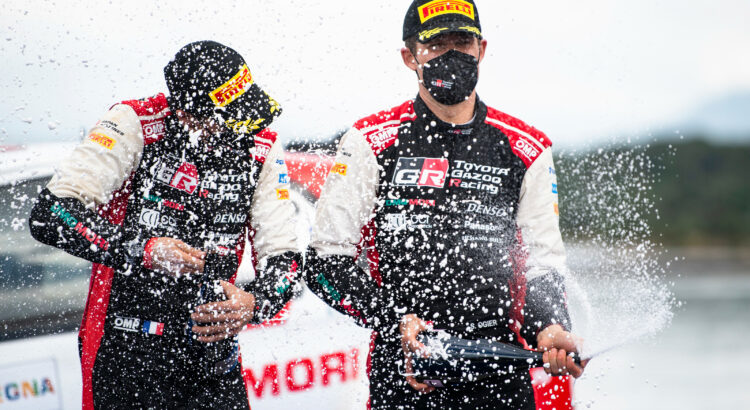 Sebastien Ogier et Julien Ingrassia célèbrent leur victoire dans le Rallye dItalie-Sardaigne