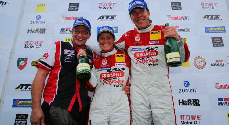 Sabine Schmitz (au centre) sur le podium d'une manche VLN au Nürburgring en 2013.