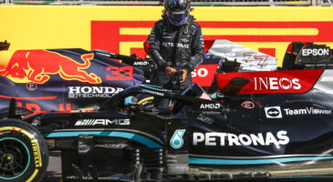 Lewis Hamilton, pilote chez Mercedes s'appr&ecirc;te &agrave; monter dans sa monoplace.